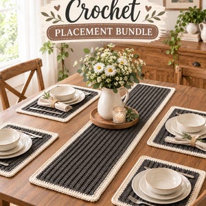Op de afbeelding: Een haakset bestaande uit een lange rechthoekige tafelloper en vier bijpassende rechthoekige placemats. Elk item is donker antracietgrijs met een dikke, crèmekleurige gehaakte rand. De tekst Crochet PLACEMENT BUNDLE is zichtbaar.