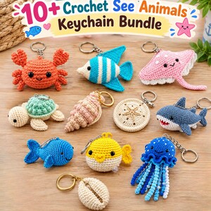 Könnte beinhalten: Eine Sammlung von 10 gehäkelten Meerestier-Schlüsselanhängern, darunter Krabbe, Fisch, Rochen, Schildkröte, Muschel, Sanddollar, Hai, Kugelfisch und Qualle. Der Text 10+ Crochet Sea Animals Keychain Bundle ist oben im Bild zu sehen.