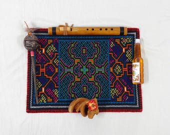 Tapiz bordado a mano de Kene' Shipibo, de 27 x 35 cm (10,5 x 14 pulgadas), ideal para altar, santuario, mesa o tarot. Un regalo único de la Amazonía peruana. 122