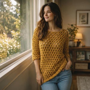 Puede incluir: Top de crochet amarillo mostaza con cuello redondo y mangas tres cuartos. El diseño de tejido abierto del top se combina con unos vaqueros azules. El top es de corte holgado y parece hecho a mano.