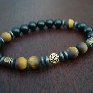 Bracelet mala oeil de tigre pour homme, prospérité et richesse, noeud éternel // bracelet oeil de tigre mat et onyx // yoga, bouddhiste, perles mala, bijoux