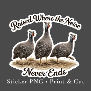 Könnte beinhalten: Ein Aufkleber-Design mit drei Perlhühnern mit grau-weiß gesprenkeltem Gefieder, roten Kehllappen und blauen Köpfen. Der Text "Raised Where the Noise Never Ends" ist über und unter den Vögeln gebogen. Unten steht "Sticker PNG • Print & Cut".
