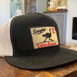 Cappello da camionista Swinging L Ostrich Ranch, berretto da baseball con patch Lebo Kansas