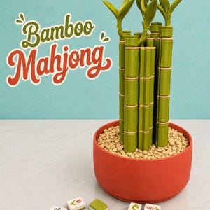 Puede incluir: Un conjunto de fichas de mahjong con forma de bamb&uacute; verde dispuestas como una planta en una maceta roja redonda llena de peque&ntilde;as piedras de color canela. Varias fichas individuales con varios s&iacute;mbolos y dorsos verdes est&aacute;n esparcidas delante. El texto Bamboo Mahjong es visible en la esquina superior izquierda en una fuente estilizada verde y roja.