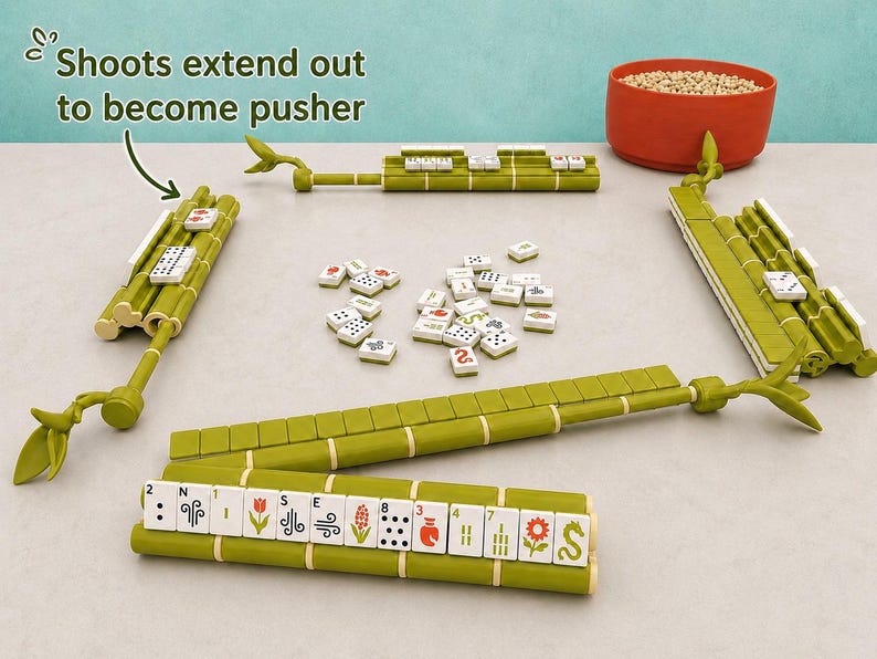 Puede incluir: Un juego de Mahjong con cuatro soportes verdes estilo bamb&uacute; con brazos empujadores extensibles. Los soportes sostienen fichas blancas con varios s&iacute;mbolos, n&uacute;meros y dise&ntilde;os florales. Un mont&oacute;n de fichas sueltas se encuentra en el centro.