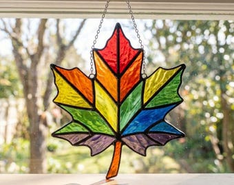 Padrão de vitral de folha de bordo arco-íris em SVG e PDF, modelo de apanhador de sol em forma de folha