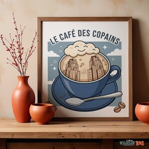 Peut inclure: Une affiche encadrée représentant une tasse de café bleue sur une soucoupe avec une cuillère, surmontée de mousse et d'une illustration de gratte-ciels. Le texte LE CAFÉ DES COPAINS est inscrit au-dessus. Présentée avec des vases en terre cuite.