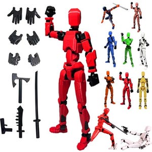 Peut inclure: Une figurine articulée rouge avec des articulations noires, accompagnée de trois paires de mains interchangeables et quatre armes noires incluant une hache, une épée, une lame dentelée et un pistolet. Des figurines plus petites sont visibles.