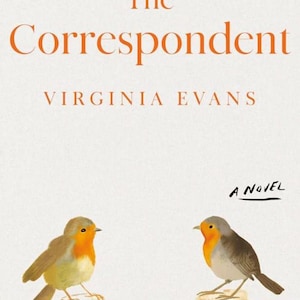 以下が含まれることがあります： ヴァージニア・エヴァンス著「The Correspondent」の表紙。タイトルはオレンジ色で、上に引用句があります。2羽の鳥が白い背景の前に木製のフェンスにとまっています。この本は小説であり、ニューヨーク・タイムズのベストセラーとしてラベル付けされています。