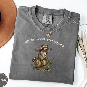 Koszulka Off to Commit Shenanigans, zabawna koszulka z szopem praczem i ślimakiem, sarkastyczna koszulka z szopem, zabawna koszulka Comfort Colors, prezent dla miłośnika szopów