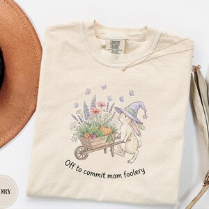 Ab Mama Foolery Shirt, lustiges Häschen Mama T-Shirt, süßes Cottagecore Mama Geschenk, Komfortfarben lustiges Mama Shirt, Garten Mama T-Shirt