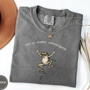 Koszulka Off to Commit Shenanigans, zabawna koszulka z żabą i kijem pogo, sarkastyczna koszulka z żabą, zabawna koszulka Comfort Colors, prezent dla miłośnika żab
