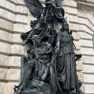 Stampa digitale della scultura del Castello di Buda a Budapest, monumento ai caduti (download digitale)