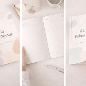 Puede incluir: Un planificador titulado "ADHS-Fokus Planer" con diseños pastel abstractos. La portada presenta el título en alemán, con el lema "Mein Weg zu Mehr Fokus". El planificador está abierto en una página en blanco, y un bolígrafo descansa cerca.