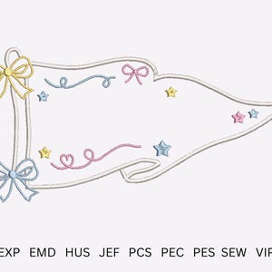 Peut inclure: Un motif de broderie représentant un fanion blanc avec un nœud jaune en haut à gauche et un nœud bleu clair en bas à gauche. Le fanion est orné de petites étoiles pastel, de spirales roses et bleues, et d'un cœur. Texte : DST EXP EMD HUS JEF PCS PEC PES SEW VIP XXX.