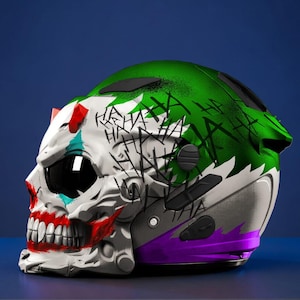 Puede incluir: Casco de motocicleta con diseño de calavera, con una combinación de colores blanco, verde, rojo y morado. El casco tiene la palabra "HA" repetida en un estilo graffiti. El diseño recuerda a un villano de cómic.