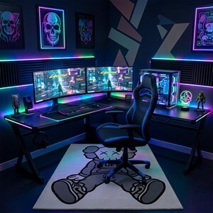 K&ouml;nnte beinhalten: Eine wei&szlig;e Keramik-Tasse mit schwarzem Henkel und dem Text "But First, Coffee" in fetter, schwarzer Schrift. Die Tasse steht vor einem verschwommenen Hintergrund, der eine gem&uuml;tliche Umgebung suggeriert.