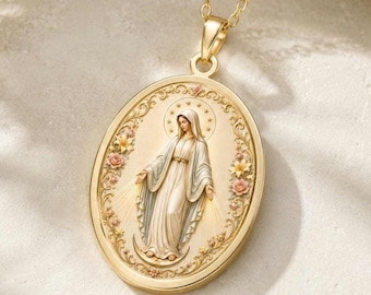Puede incluir: Un colgante ovalado de tono dorado con una figura central en relieve de la Virgen María con una túnica fluida. El marco ovalado está decorado con un delicado relieve de enredaderas florales y pequeñas estrellas, acabado con una cadena dorada.