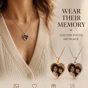 Può includere: Viene mostrata una collana personalizzata a forma di cuore argentato con una foto. La collana presenta una foto di due persone. È visibile anche il testo "WEAR THEIR MEMORY" e "CUSTOM PHOTO NECKLACE".