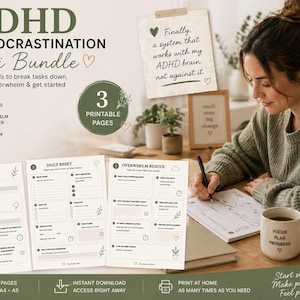 Puede incluir: Mini paquete anti-procrastinación ADHD con tres páginas imprimibles. Las páginas incluyen desgloses de tareas, restablecimientos diarios y rescate de sobrecarga. La imagen también muestra a una mujer escribiendo, una taza que dice "Focus Plan Progress" y el texto "Start small. Make progress. Feel proud."