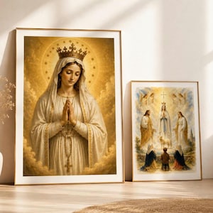 Può includere: Due stampe d'arte da parete incorniciate con immagini religiose. La stampa più grande raffigura una figura coronata in veste bianca con mani giunte in preghiera e un rosario. La più piccola mostra una figura centrale con un agnello.