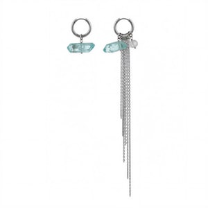 Op de afbeelding: Een paar zilveren oorringen. Eén oorbel heeft een lichtblauwe kristal en een waterval van zilveren kettingen. De andere oorbel heeft een bijpassende lichtblauwe kristal. Een kleine witte kraal is ook aan de kettingoorbel bevestigd.