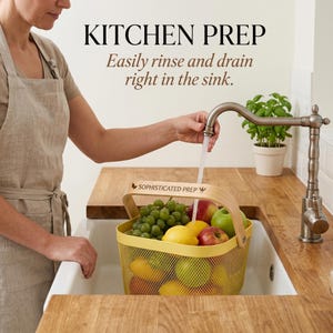 Pu&ograve; includere: Un cestino giallo a rete pieno di frutta fresca, tra cui uva, mele e limoni, &egrave; posto in un lavandino bianco. Un rubinetto versa acqua sulla frutta. Il testo "KITCHEN PREP" e "SOPHISTICATED PREP" &egrave; visibile.