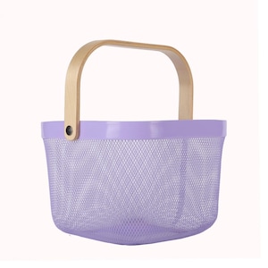 Pu&ograve; includere: Un cestino in rete metallica color lavanda con manico in legno chiaro. Il cestino ha una forma arrotondata e un bordo lavanda pieno. Il manico &egrave; fissato al cestino con un piccolo rivetto metallico.