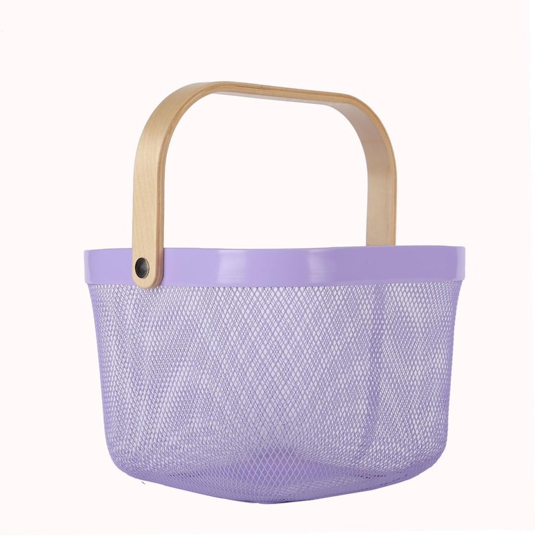 Pu&ograve; includere: Un cestino in rete metallica color lavanda con manico in legno chiaro. Il cestino ha una forma arrotondata e un bordo lavanda pieno. Il manico &egrave; fissato al cestino con un piccolo rivetto metallico.