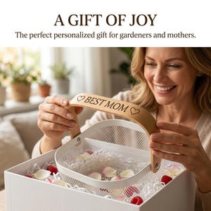 Pu&ograve; includere: Una scatola regalo bianca con un cestino con manico in legno. Il cestino ha una rete metallica bianca ed &egrave; riempito con carta bianca, lamponi e petali di rosa. Il manico recita "BEST MOM" con simboli di cuore.