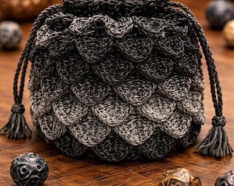 Patrón de bolsa para dados de ganchillo con diseño de escamas de dragón (términos del Reino Unido y EE. UU.) (descarga en PDF)