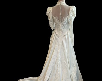 Stunning Wedding Gown from 90s, sz 10 with veil