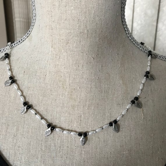 Vintage 60s faux pearl & silver leaf necklace, 22" - image 6