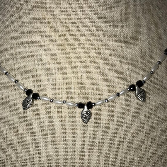 Vintage 60s faux pearl & silver leaf necklace, 22" - image 7