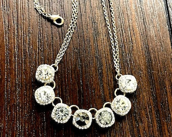 Lovely vintage goldtone necklace from 60s or 70s.  Measures 19" .  Rare piece.