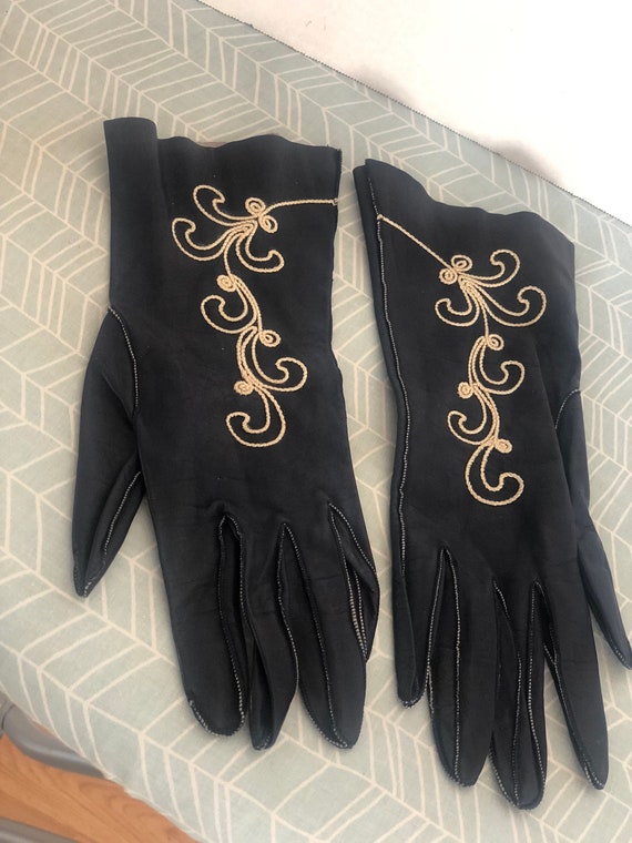 Leather Embroidered Gloves. Small