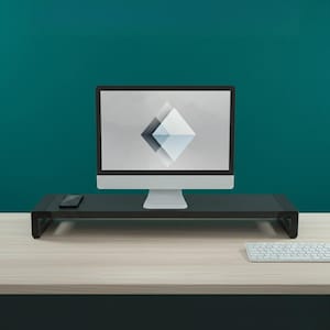 Puede incluir: Un soporte de monitor negro con un monitor de computadora que muestra un diseño geométrico. Un teléfono inteligente descansa sobre el soporte. El soporte está sobre un escritorio claro, con un teclado. El fondo es verde azulado.