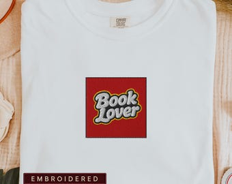 Boekenliefhebber geborduurd shirt comfortkleuren 1717, Booktok Reader Tee, gezellige reader sweater, minimalistisch schoolse cadeau