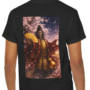 Puede incluir: Camiseta negra con una ilustración detallada de una figura japonesa con vestimenta tradicional, sosteniendo un abanico y una calabaza. La obra de arte está ambientada sobre un fondo de flores de cerezo y un cielo nocturno.
