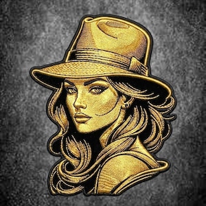Pode incluir: Um emblema bordado apresentando o retrato estilizado de uma pessoa com cabelos longos e fluidos usando um chapéu fedora de aba larga. O design é feito com fio dourado metálico sobre um fundo preto sólido, criando um alto contraste.