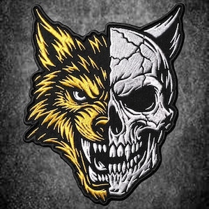 Pode incluir: Um emblema bordado com um design dividido entre uma cabeça de lobo e um crânio humano. O lado esquerdo retrata um lobo a rosnar em tons de dourado e amarelo, enquanto o lado direito mostra um crânio humano branco rachado com órbitas pretas.