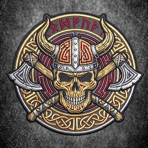 Op de afbeelding: Een ronde geborduurde patch met een centrale menselijke schedel die een gehoornde helm draagt, geflankeerd door twee gekruiste strijdbijlen. Het ontwerp bevat gouden en rode Keltische knoopmotieven en rode runentekst aan de bovenrand.