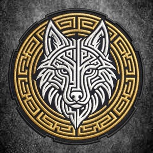Könnte beinhalten: Ein kreisförmiger gestickter Aufnäher mit einem stilisierten weißen Wolfskopf mit geometrischen Linienmustern. Der Wolf ist in einem goldenen und schwarzen Mäander-Rahmendesign zentriert. Das Emblem ist mit einem schwarzen Rand versehen.
