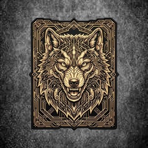 Puede incluir: Un parche rectangular que presenta una ilustración de líneas doradas de una cabeza de lobo con expresión de gruñido. El diseño incorpora intrincados patrones de circuitos y líneas geométricas sobre un fondo negro sólido.