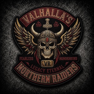 Könnte beinhalten: Ein kreisförmiger bestickter Aufnäher mit einem zentralen Totenkopf, der einen gehörnten Helm mit Flügeln trägt. Der Text lautet Valhalla's, Fearless, Honorbound, VR, Legacy Eternal und Northern Raiders. Das Design enthält einen Mjolnir-Hammer und rote Akzente.