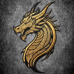 Peut inclure: Un écusson brodé représentant une tête de dragon stylisée de profil. Le motif utilise du fil doré métallique pour les écailles, les cornes et les traits du visage complexes, contrastant avec un fond noir uni aux bords nets et définis.