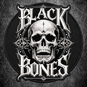 Pode incluir: Um emblema circular bordado em preto com uma ilustração de linhas brancas de um crânio humano centralizado entre as palavras BLACK e BONES em uma fonte gótica estilizada. O design inclui ornamentos decorativos complexos e uma cruz.