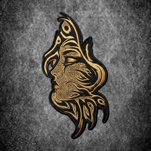 Könnte beinhalten: Ein schwarzer bestickter Aufnäher mit einem goldfarbenen Fadenmuster, das ein menschliches Gesicht im Profil zeigt. Das komplexe Design verwendet fließende Linien und geometrische Formen, um Gesichtszüge, Haare und Hals auf schwarzem Grund zu bilden.