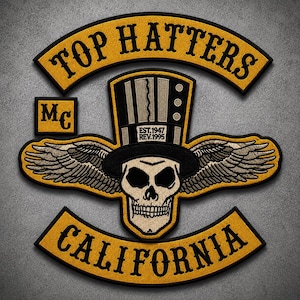 Könnte beinhalten: Ein gelb-schwarzer Stickaufnäher mit einem Totenkopf, der einen Zylinder trägt und Flügel hat. Der Text lautet TOP HATTERS, MC, EST.1947 REV.1995 und CALIFORNIA. Das Design umfasst einen zentralen Totenkopf, einen Zylinder und Flügel mit gelbem Rand.