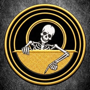 Könnte beinhalten: Ein runder, bestickter Aufnäher mit einem weißen Skelett mit schwarzen Details, das hinter einem strukturierten goldenen Halbkreis hervorschaut. Das Design ist von konzentrischen schwarzen und goldenen Ringen umrahmt.